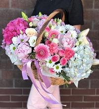 Композиция солнечный день в Львовском Цветочная композиция из Розы, Хризантемы, Пионы и Лизиантусы в корзине в Львовском