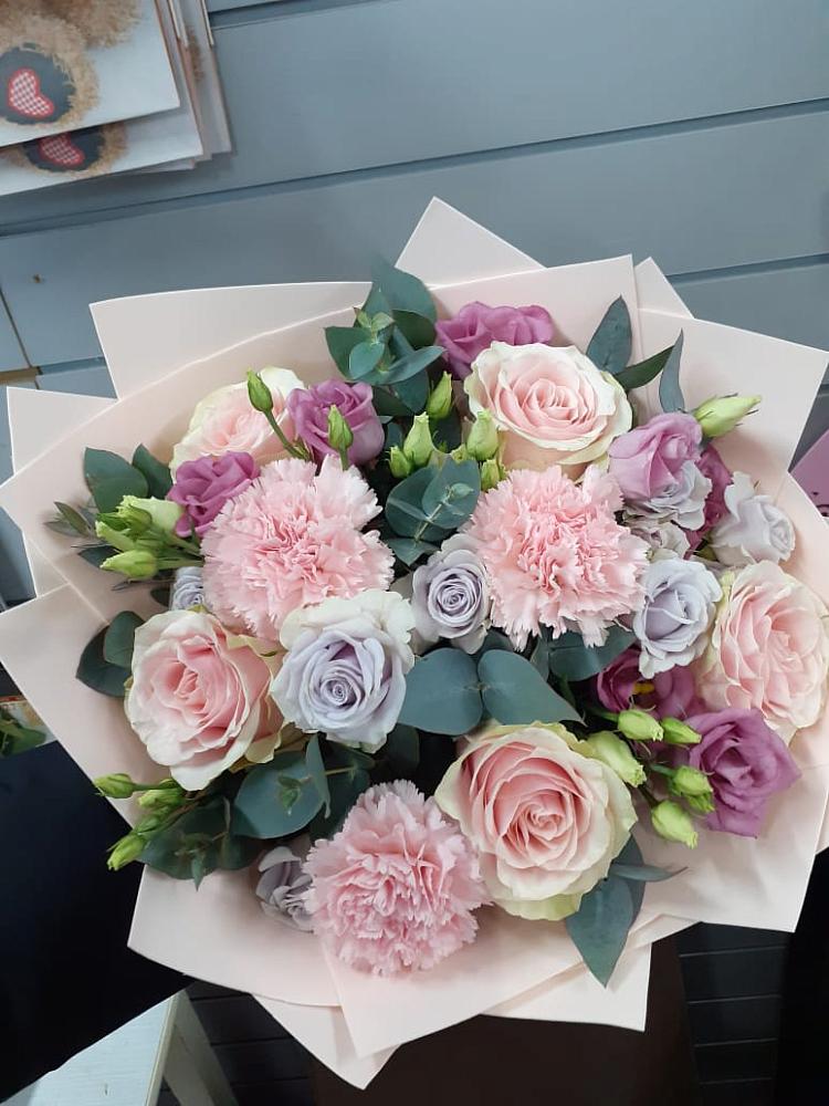 Букет цветов из: Розы, Гвоздики и Лизиантусы в Львовском